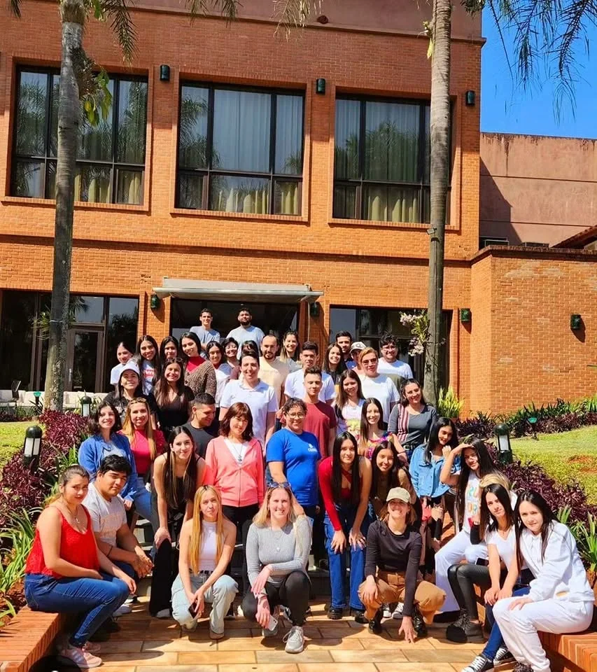 Comunidad educativa de CESMI frente al instituto